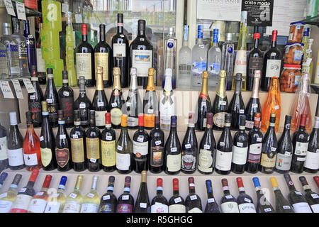 Flaschen Wein im shop Fenster anzuzeigen, Sorrento, Italien Stockfoto