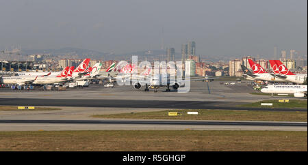 ISTANBUL, Türkei - 05. AUGUST 2018: Flugzeuge in aprone der Flughafen Istanbul Atatürk. Stockfoto