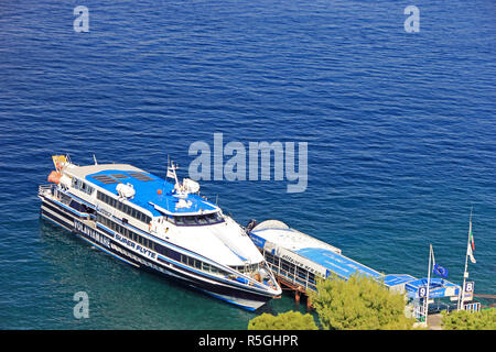 Hydrofoil Fähre zwischen Sorrent und Capri, am Dock in Sorrent. Stockfoto