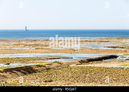 Saint-Clement-en-Ré, Frankreich. Blick auf das Meer vom Phare des Baleines, mit dem Stein Strand und die große unterirdische Leitungen Stockfoto