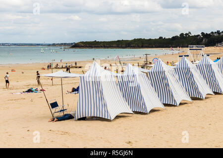 Saint-Cast-le-Guildo, Frankreich. Zelte im Grande Plage (Long Beach), einem der größten Strände in Rennes (Bretagne) Stockfoto