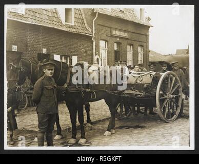 Eine Armee wasser Warenkorb [Merville, Frankreich]. 5. August 1915. Aufzeichnung der indischen Armee in Europa während des Ersten Weltkrieges. Jahrhunderts, 5. August 1915. Gelatine Silber gedruckt. Quelle: Foto 24 / (262). Autor: Dhaka, H. D. Stockfoto