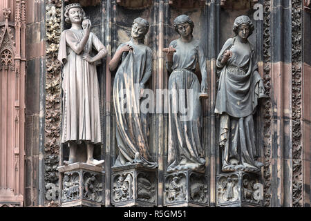 Skulpturen im Portal, die törichten Jungfrauen, dem Straßburger Münster, Straßburg, Elsass, Frankreich Stockfoto