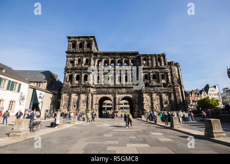 Trier, Deutschland. Die Porta Nigra (Lateinisch für schwarzes Tor), eine grosse römische Stadttor der antiken Stadt Augusta Treverorum. Ein Weltkulturerbe seit Stockfoto