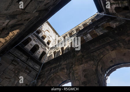 Trier, Deutschland. Die Porta Nigra (Lateinisch für schwarzes Tor), eine grosse römische Stadttor der antiken Stadt Augusta Treverorum. Ein Weltkulturerbe seit Stockfoto