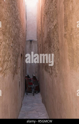 Verlassene Wagen in einer schmalen Gasse in Dubai, Vereinigte Arabische Emirate Stockfoto