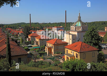 Ansicht der Crespi d&#39;Adda Dorf, Kirche und ein Teil der ehemaligen Textilfabrik, Industriedenkmal, Lombardei, Italien Stockfoto