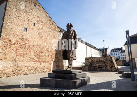 Trier, Deutschland. Denkmal für Deutsche Kommunistische Philosophen Karl Marx in Trier (1818 geboren), im Jahr 2018 vorgestellt für 200-jähriges Jubiläum feiern und gemacht Stockfoto