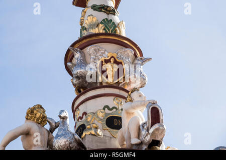 Trier, Deutschland. Der petrusbrunnen (Saint Peter Brunnen), ein historisches Monument, das sich in der Hauptmarkt (Marktplatz) in der Altstadt von Trier Stockfoto