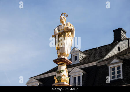 Trier, Deutschland. Der petrusbrunnen (Saint Peter Brunnen), ein historisches Monument, das sich in der Hauptmarkt (Marktplatz) in der Altstadt von Trier Stockfoto