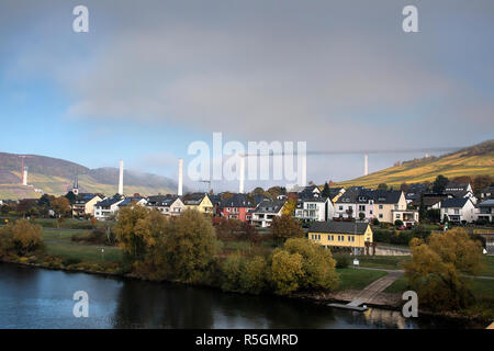 Eine Brücke über die Mosel, Deutschland, Oktober 2016 gebaut. Stockfoto