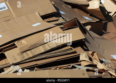 Altes Papier, Kartons, auf einem Stapel für das Recycling in einer Recyclinganlage, Deutschland Stockfoto