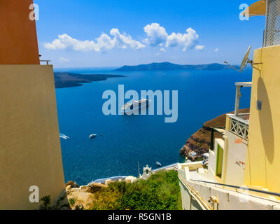 Blick auf das Meer von Fira Dorf der Insel Santorini in Griechenland Stockfoto