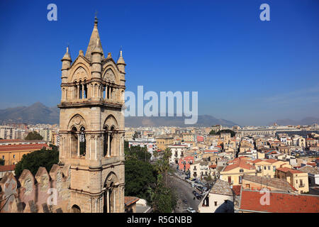 Blick von der Dachterrasse auf die Kathedrale Maria Santissima Assunta in die Stadt, Palermo, Sizilien, Italien Stockfoto