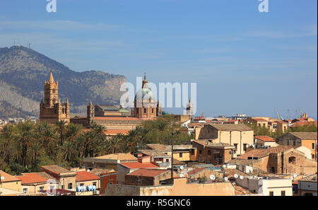 Blick vom Campanile di San Giuseppe Cafasso über die Stadt und die Kathedrale Maria Santissima Assunta, Palermo, Sizilien, Italien Stockfoto