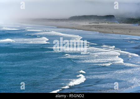 Pacific Coast im Nebel in der Nähe von Punihuil, Ancud, Chiloe, Patagonien, Chile Stockfoto