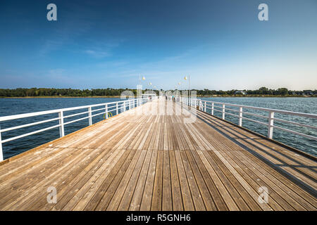 Hölzerne Seebrücke in jurata Stadt an der Küste der Ostsee, Halbinsel Hel, Polen Stockfoto