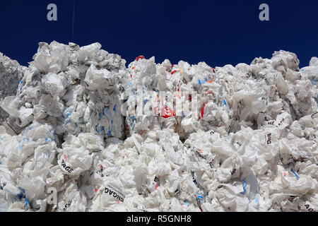 Beutel mit einer Auswahl aus Kunststoff, in einer Recyclinganlage, Deutschland Stockfoto