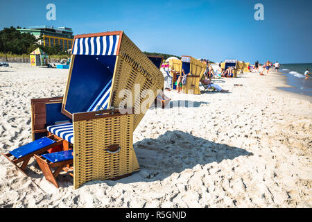 Korbstühle auf jurata Strand auf sonnigen Sommertag, Halbinsel Hel, Ostsee, Polen Stockfoto