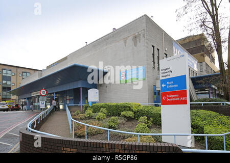 Der Haupteingang zum Croydon University Hospital in London, UK. Eine typische regionale Krankenhaus, bestehend aus viktorianischen Gebäude und moderne Erweiterungen Stockfoto