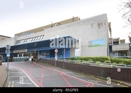 Der Haupteingang zum Croydon University Hospital in London, UK. Eine typische regionale Krankenhaus, bestehend aus viktorianischen Gebäude und moderne Erweiterungen Stockfoto