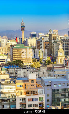 Die Kirche von San Francisco, der Fernsehturm der Stadt strets in Santiago, Chile iand Stockfoto