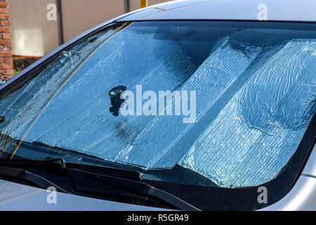 Schutz der Auto Panel vor direkter Sonneneinstrahlung. Sun Reflektor Frontscheibe Stockfoto