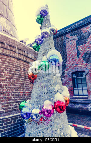 Kugel und Glühbirne auf Weihnachtsbaum Stockfoto