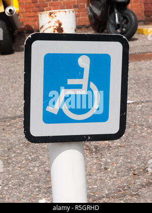 Behinderte parken Schild an einen Bahnhof Stockfoto