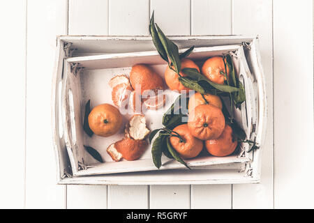 Clementinen Mandarinen in einem weißen Fach Stockfoto