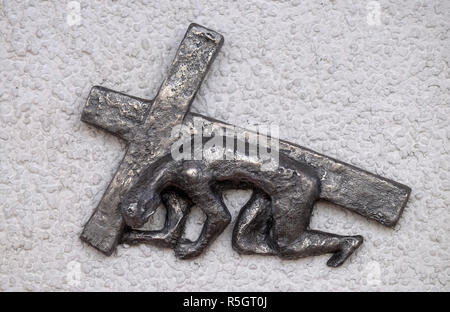 Der Kreuzweg von Maria Munz-Natterer in der Erscheinung des Herrn Blumenau Kirche in München, Deutschland Stockfoto