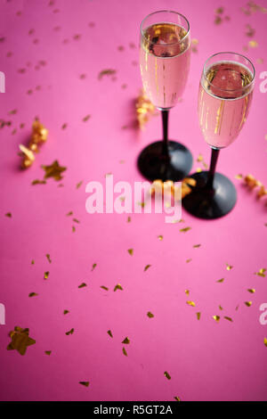 Zwei Gläser mit Sekt Champagner Wein mit goldenen Dekoration Stockfoto