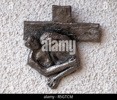 Der Kreuzweg von Maria Munz-Natterer in der Erscheinung des Herrn Blumenau Kirche in München, Deutschland Stockfoto