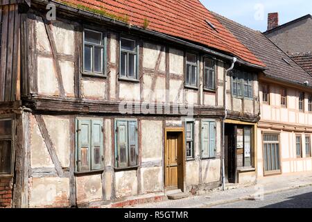 Alte baufällige unbewohnte Fachwerkhaus in der Altstadt von tangermÃ¼nde Stockfoto