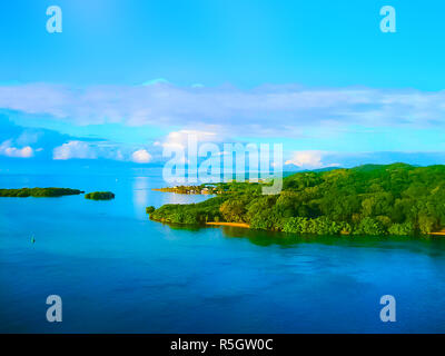 Eine Luftaufnahme von einem tropischen Strand in Roatan Honduras Stockfoto