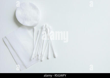 Wattestäbchen, Zauberstäbe und Tücher. Auf einem weißen Hintergrund. Stockfoto