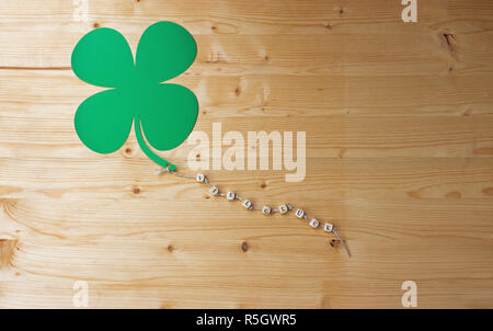 Die Worte, die Glück und ein Shamrock auf einem Tunnelzug auf Holz Stockfoto