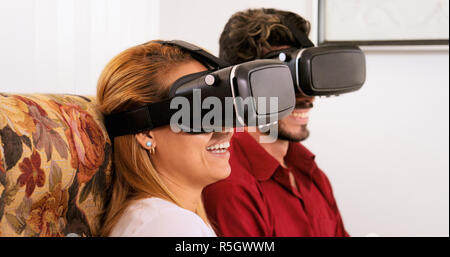 Mann Frau Mann Frau spielen Virtual Reality VR-Spiel Stockfoto