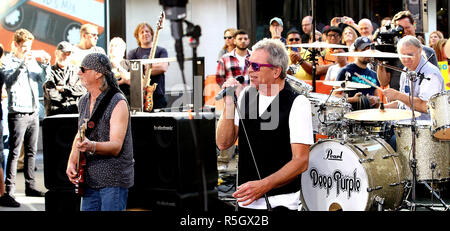 NEW YORK, NY - 23. Juli: Roger Glover, Ian Gillan und Drummer Ian Paice von Deep Purple auf NBC's "Heute" am Rockefeller Plaza am 23. Juli 2015 in New York City. (Foto von Steve Mack/S.D. Mack Bilder) Stockfoto