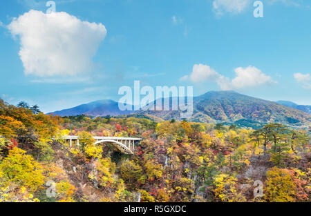 Herbstfarben der Naruko Schlucht in Japan und schön blau und Cloud Hintergrund Stockfoto