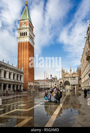 Händler, die sich in überfluteten Markusplatz in Venedig, Italien am 27. November 2018 den Abschaltdruck Stockfoto