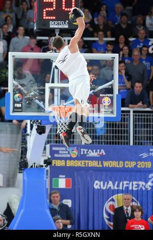 Die Dunking Teufel während der Halbzeitpause der Italia v Litauen, FIBA Basketball WM 2019 Europäische Qualifier, Gruppe J, Spiel-Tag 09. Stockfoto