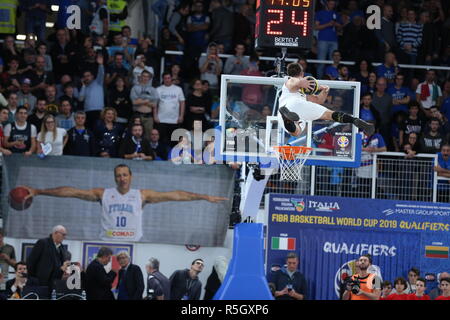 Die Dunking Teufel während der Halbzeitpause der Italia v Litauen, FIBA Basketball WM 2019 Europäische Qualifier, Gruppe J, Spiel-Tag 09. Stockfoto