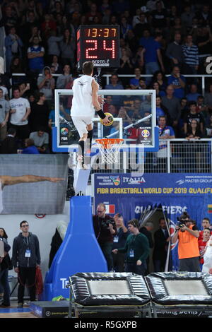 Die Dunking Teufel während der Halbzeitpause der Italia v Litauen, FIBA Basketball WM 2019 Europäische Qualifier, Gruppe J, Spiel-Tag 09. Stockfoto