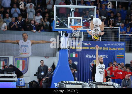 Die Dunking Teufel während der Halbzeitpause der Italia v Litauen, FIBA Basketball WM 2019 Europäische Qualifier, Gruppe J, Spiel-Tag 09. Stockfoto