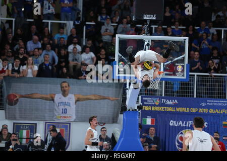 Die Dunking Teufel während der Halbzeitpause der Italia v Litauen, FIBA Basketball WM 2019 Europäische Qualifier, Gruppe J, Spiel-Tag 09. Stockfoto