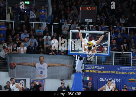 Die Dunking Teufel während der Halbzeitpause der Italia v Litauen, FIBA Basketball WM 2019 Europäische Qualifier, Gruppe J, Spiel-Tag 09. Stockfoto