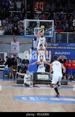 Die Dunking Teufel während der Halbzeitpause der Italia v Litauen, FIBA Basketball WM 2019 Europäische Qualifier, Gruppe J, Spiel-Tag 09. Stockfoto