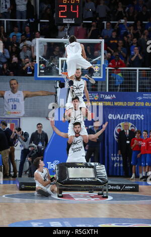 Die Dunking Teufel während der Halbzeitpause der Italia v Litauen, FIBA Basketball WM 2019 Europäische Qualifier, Gruppe J, Spiel-Tag 09. Stockfoto