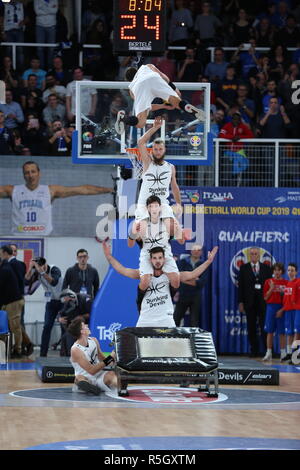 Die Dunking Teufel während der Halbzeitpause der Italia v Litauen, FIBA Basketball WM 2019 Europäische Qualifier, Gruppe J, Spiel-Tag 09. Stockfoto